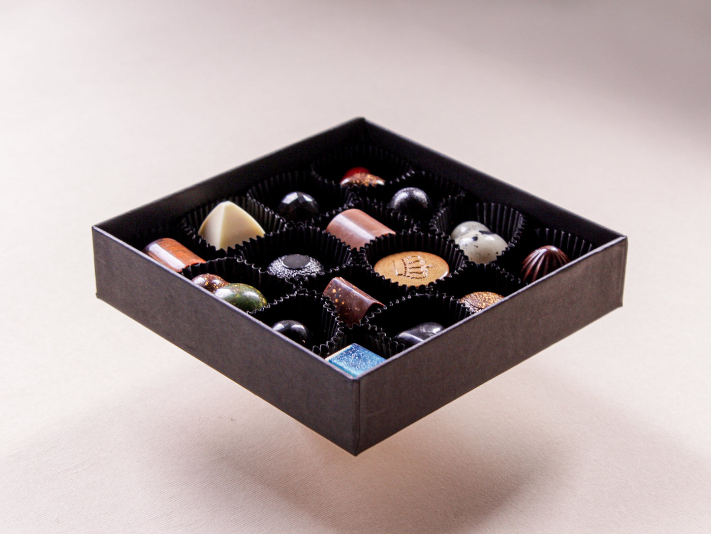 Roumanian Royal Chocolate - Colectia de 16 praline regale create in parteneriat cu Casa Majestatii Sale